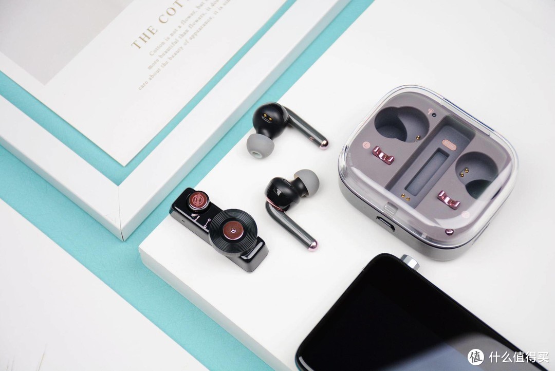 看看细节,猫王蓝牙耳机的包装盒上面设计了microusb充电口,包装盒开启