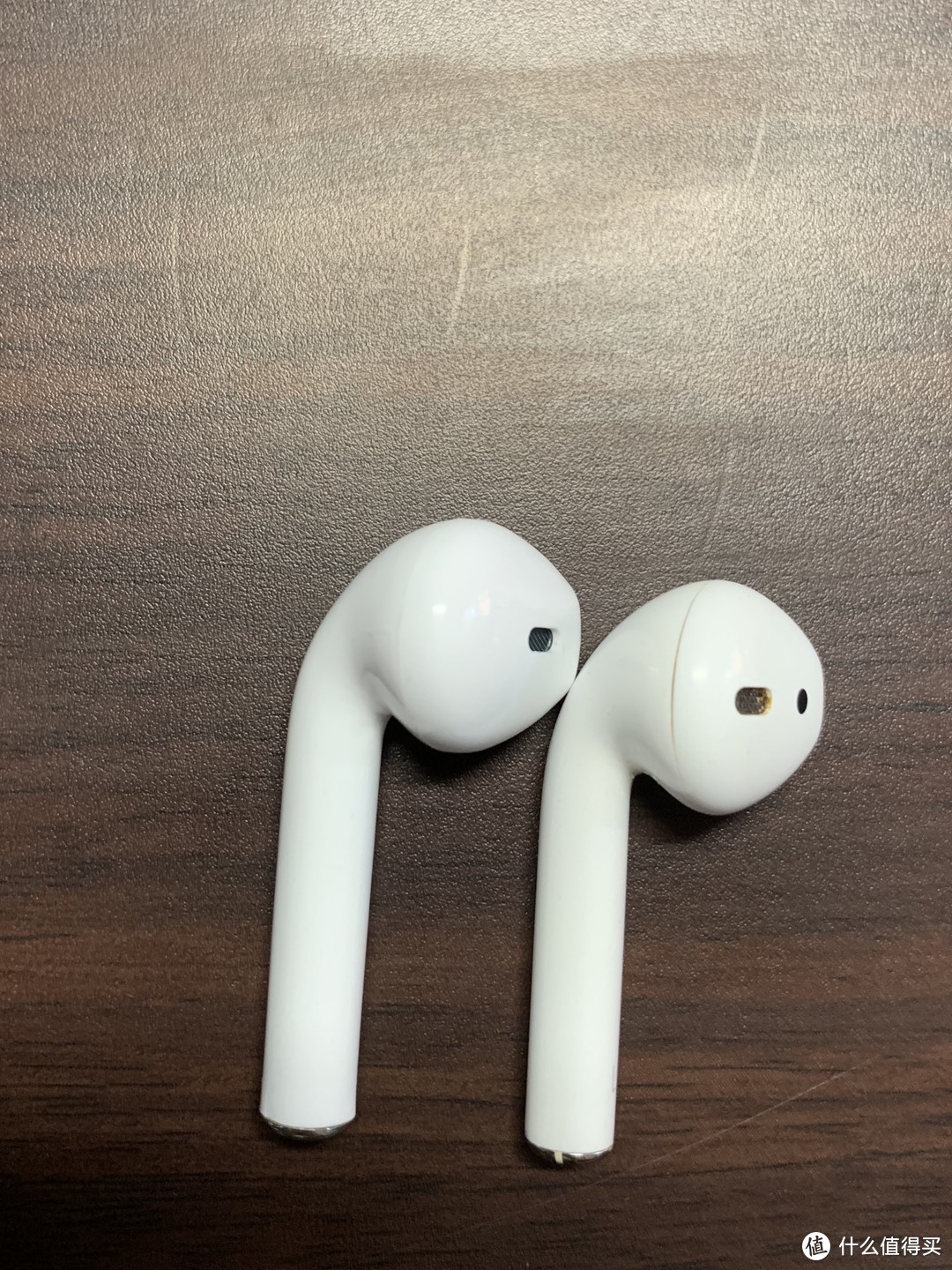 右侧为AirPods，呵呵，用了2年了有点脏