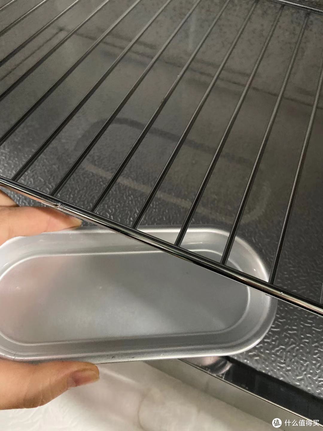铝盘加水，可以放到特定的凹处，蒸发水分，保证湿度
