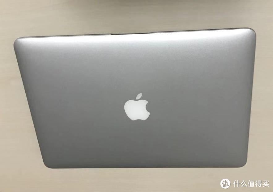 MacBook Air 13.3，公司给配置的。2015款的，够老的了，但是胜在轻和稳定。刚到公司的时候，看见大家用的都是沉重的THINKPAD E系列，那分钟是有点绝望的。好在凭借跟行政的沟通和SOCIAL，在一堆待选的笔记本中找到了唯一的Macbook。但是万万没想到这个笔记本在未来给我带来N多烦恼，这个事后再表。