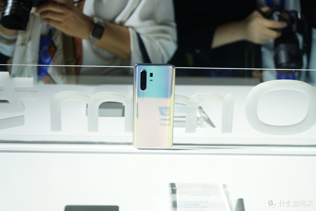 首发三星5G芯片、60倍变焦四摄：vivo X30系列手机正式发布，售价3298元起