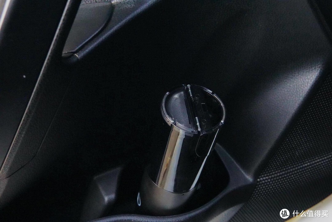 你以为这是一个水杯？其实他是一款睿米的车载吸尘器，还挺好看