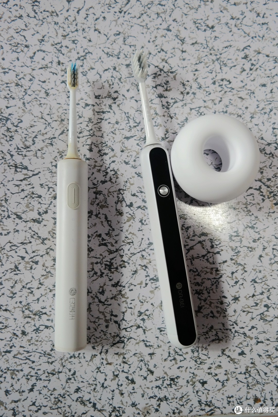 贝医生声波电动牙刷BET-C01（左）和S7（右）