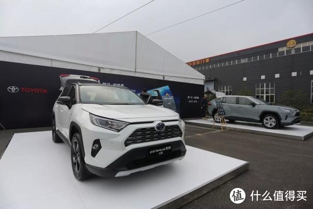 25万预算买RAV4荣放双擎值不值？抛开表象看本质