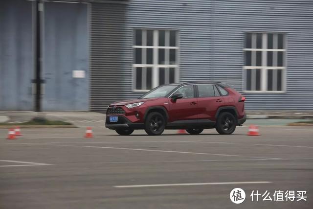 25万预算买RAV4荣放双擎值不值？抛开表象看本质