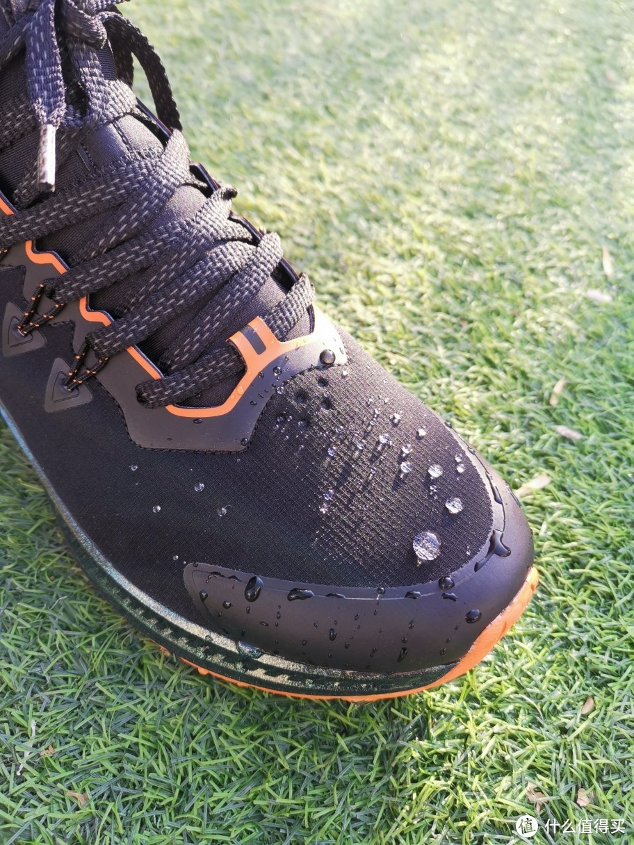 最近很热门的361度雨屏跑步鞋，来看看效果怎么样？