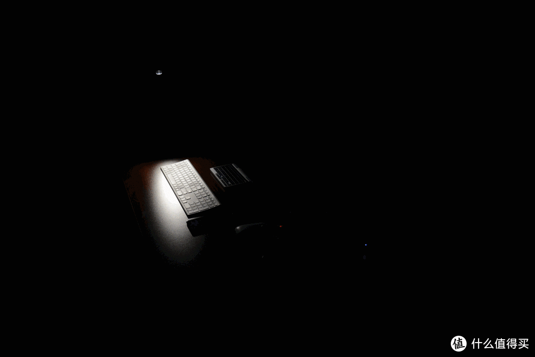 用过的最具黑科技台灯：明明是一根圆柱，却拥有5种灯光模式