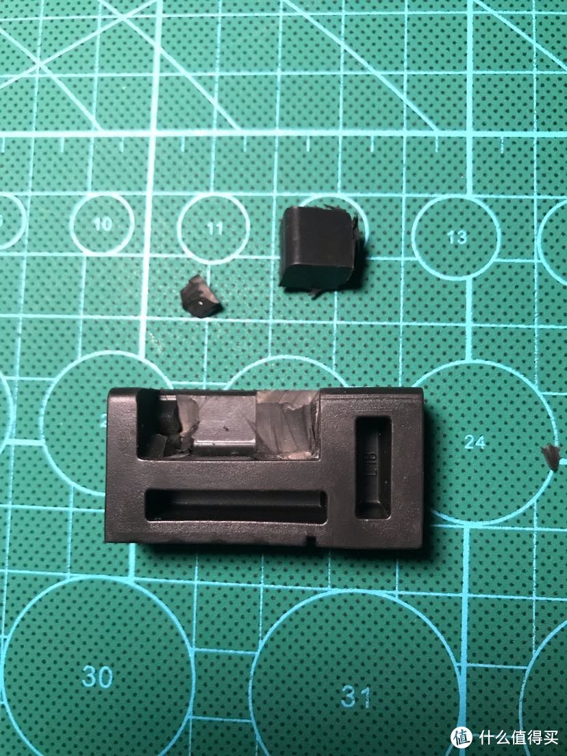 编号L18，主控芯片同侧的，右边橡胶切掉9.5mm，左侧注意硬盘厚度，按实际切。