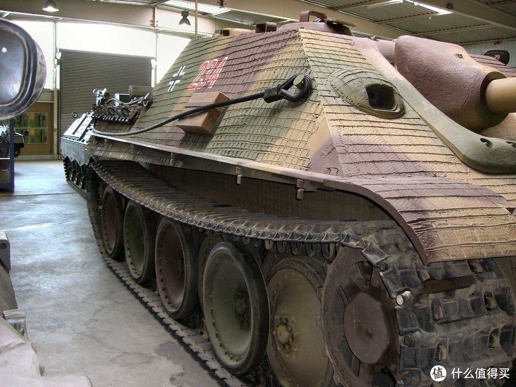 藏于德国科布伦茨国防科技博物馆的猎豹。此车与这次的模型的车辆编号一致，都是234。但此车使用了改进型炮盾，上下各多了四个螺栓。这种特征至少是1944年8月后生产的型号特征，按说不应该有防磁涂层了