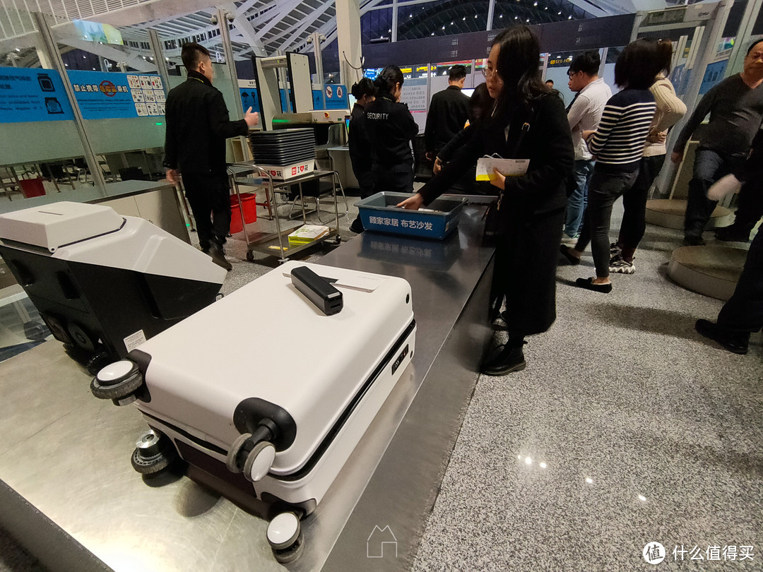 桂林两江机场通过安检，电池拆下还未装上