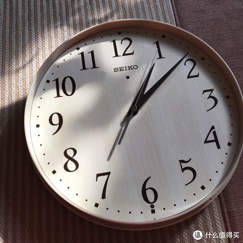 SEIKO挂钟真身，直径30cm，塑料材质做了木纹样式，做工比较细腻。