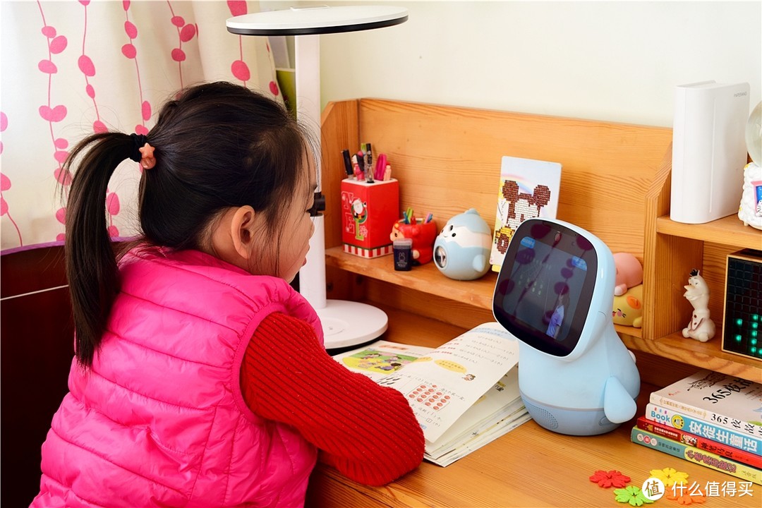 陪伴孩子学习的智能伙伴，聪聪AI陪伴教育机器人体验！