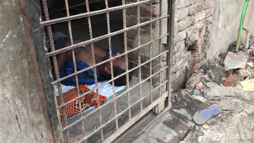 贫民窟旁，人妖小姐姐带我走进她的闺房…—孟加拉穷游实录(1)