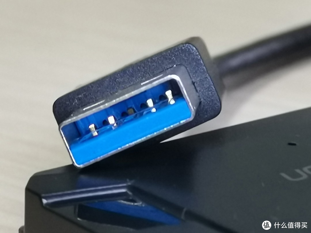 采用usb3.0接口，内部除四根通用触点，里面还有3.0触点，USB头是蓝色点一般表示高速3.0接口，使用时候插入电脑蓝色接口基本就可以使用了