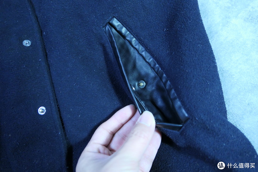 口袋设计不错，有扣子很安全。面料很容易起球。