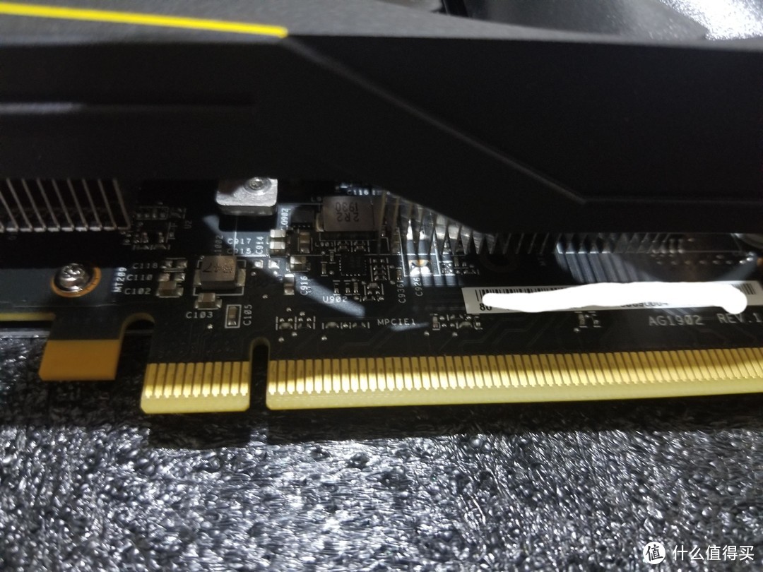 金手指是有保护套的,不过拿掉后仔细看看还是有插痕,按照商品页面的