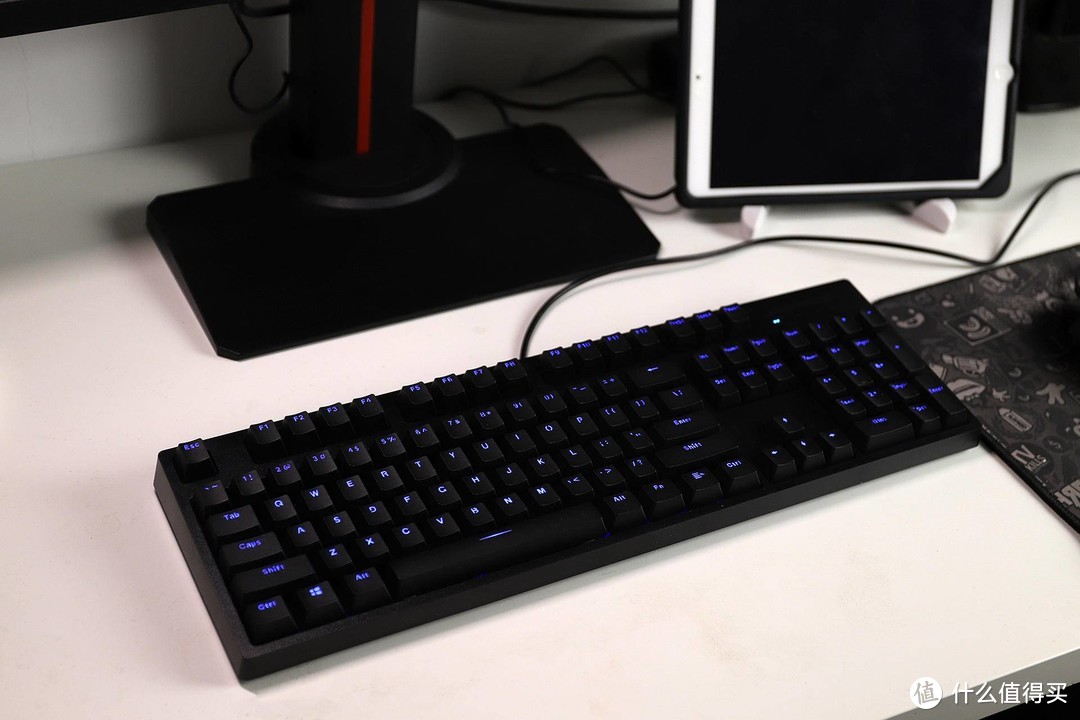 雷柏V808樱桃红轴机械键盘：手感舒适、灯光静谧，兼顾游戏与日常使用