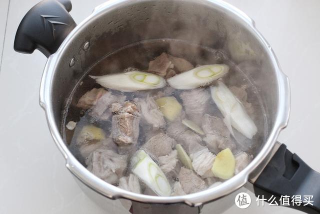 数九寒天炖上一锅羊肉汤，汤汁鲜美、肉质软烂，营养滋补赛神仙