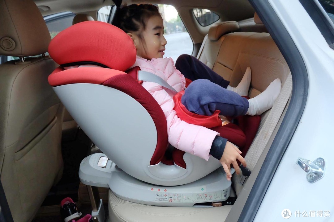 安全出行的保障——QBORN旋转儿童安全座椅