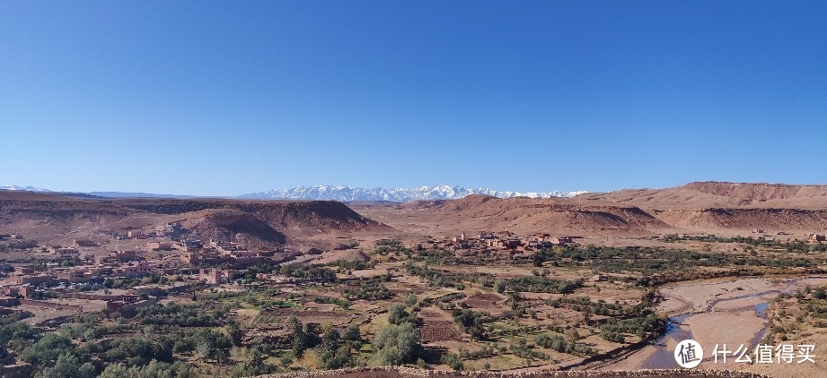 远处可以看到雪山