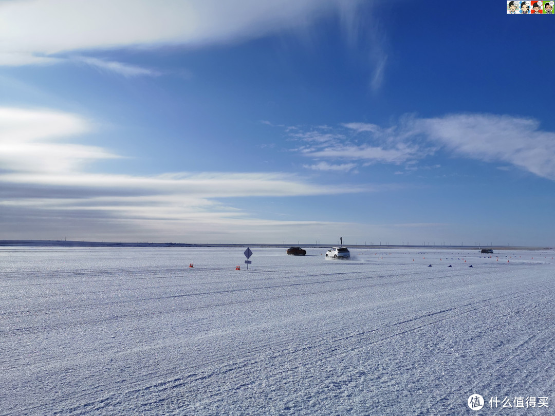 第一圈关闭了ESP，不出意料速度稍快便会直接在雪面上原地转圈圈。第二圈开启了ESP，像我这种小白也能轻松驾驭。当然CS85 COUPE和CS55 PLUS的行驶质感还是有相当大差别的，一分钱一分货。