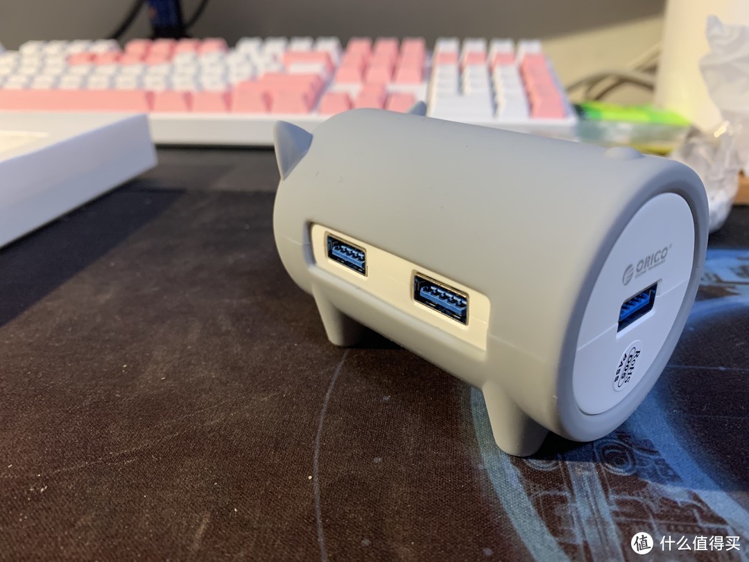 产品的右后侧，后侧有个usb3.0接口，通常通过A-A线与输出设备连接