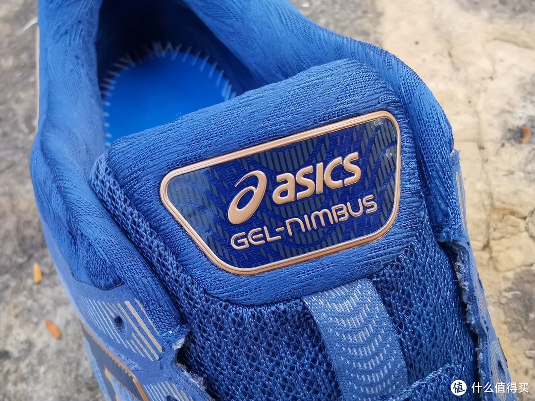 ASICS GEL-NIMBUS 的金色LOGO。