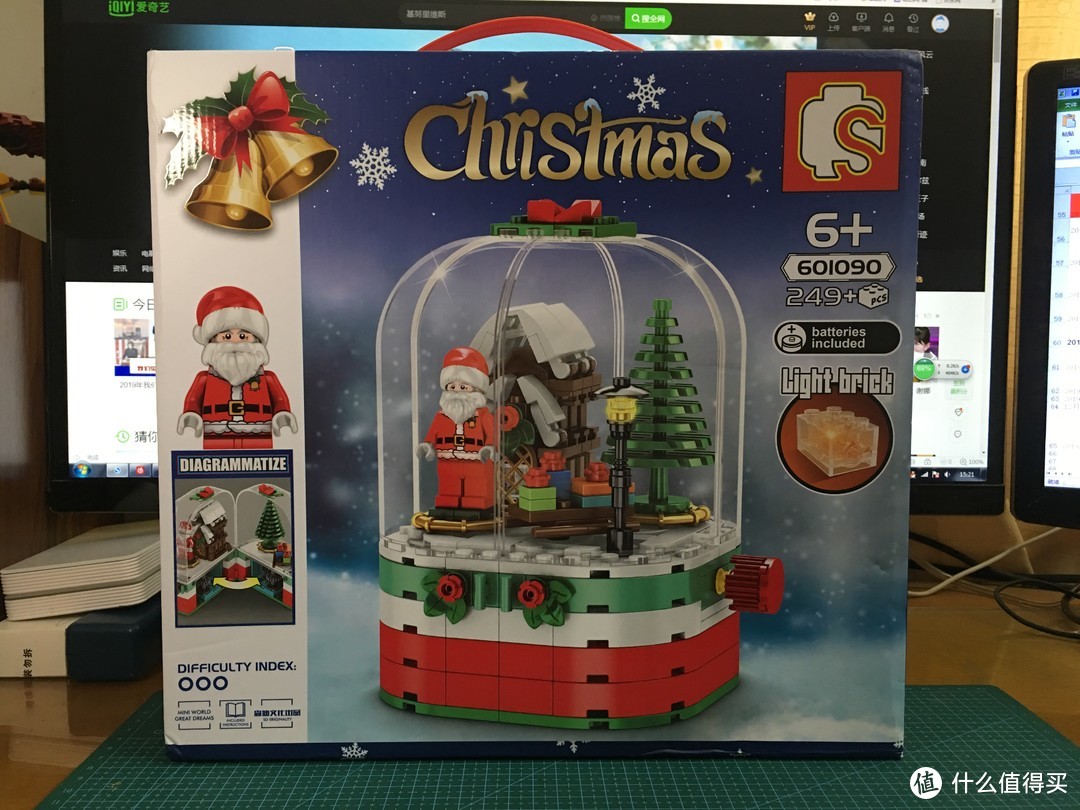 包装盒的正面显示了积木的圣诞气氛满满