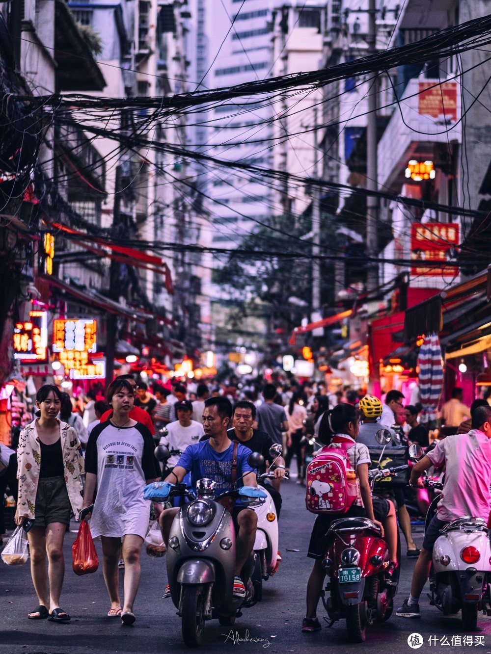 入夜时分的建政路