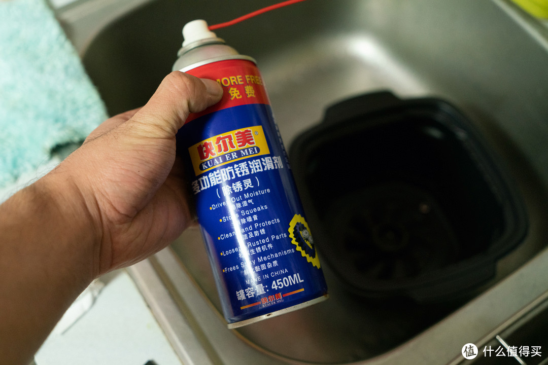 使用防锈润滑剂（WD40最佳，很便宜一瓶）喷刷清理。