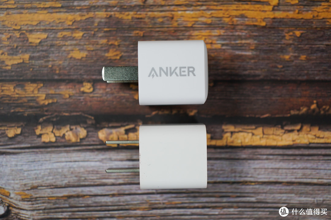 Anker Nano PD快充头对比苹果5V1A原装充电头