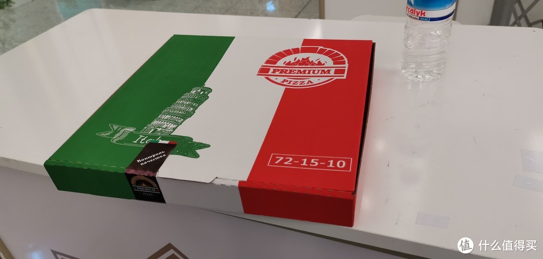 土库曼展会的礼品：一份热腾腾的pizza