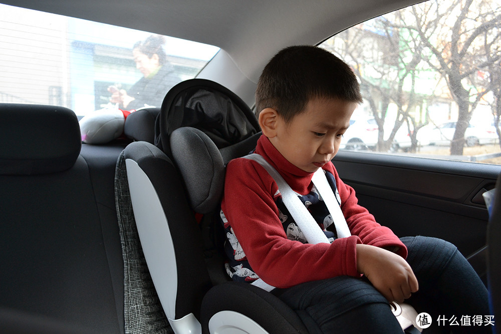 宝宝出行的安全保障，论QBORN第五代儿童旋转安全座椅的重要性