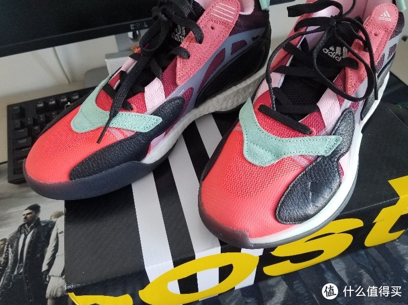 Adidas Zone Boost 篮球鞋，实战与颜值并存