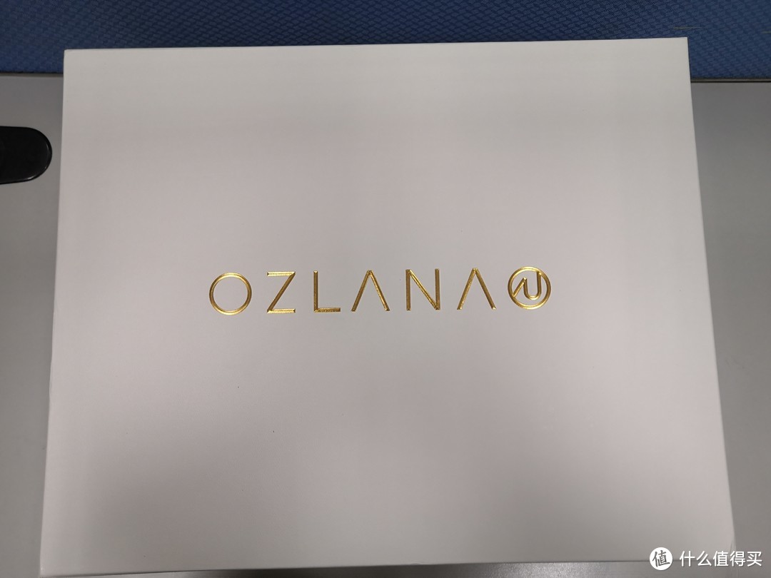 专门有个盒子，金色品牌logo。
