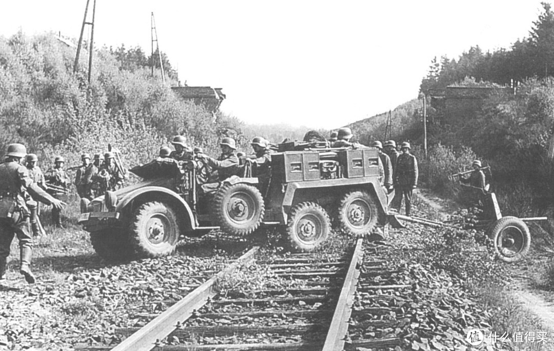 kfz.69型37mm反坦克炮拖车。注意其后方车体车厢处与标准运载型的区别，另外其车尾装有与反坦克炮连接的装置。