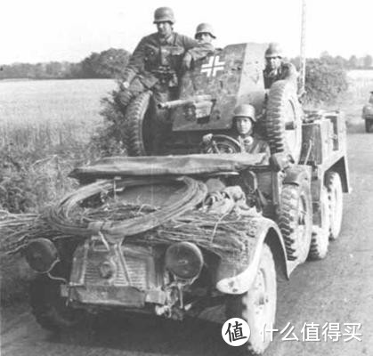 有时候，kfz.69上的炮兵也会这样使用反坦克炮