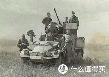 一台kfz.81与车组，可以看出实车与士兵身高的对比