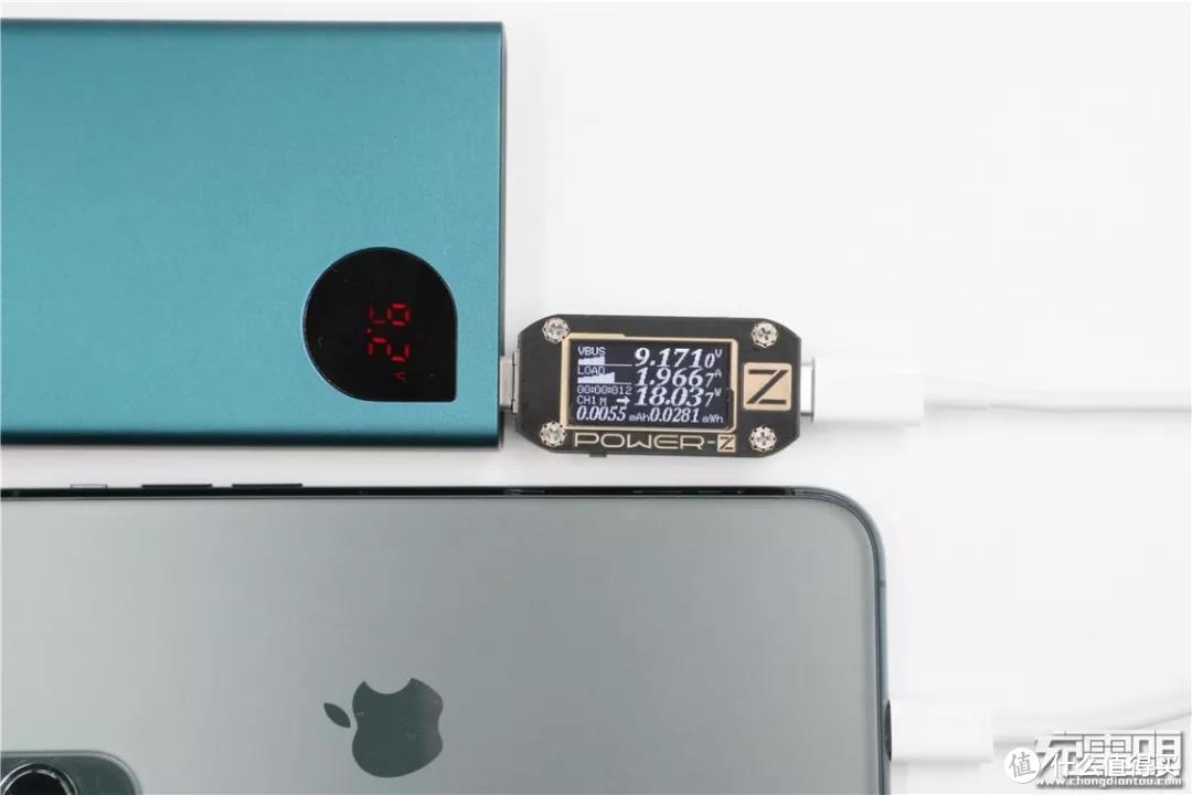 上图是使用移动电源USB-C口在给iPhone 11 Pro充电，Power-Z KM001C测试仪显示屏中显示正以9V快充电压充电，充电器的数显屏同样显示为9V电压。