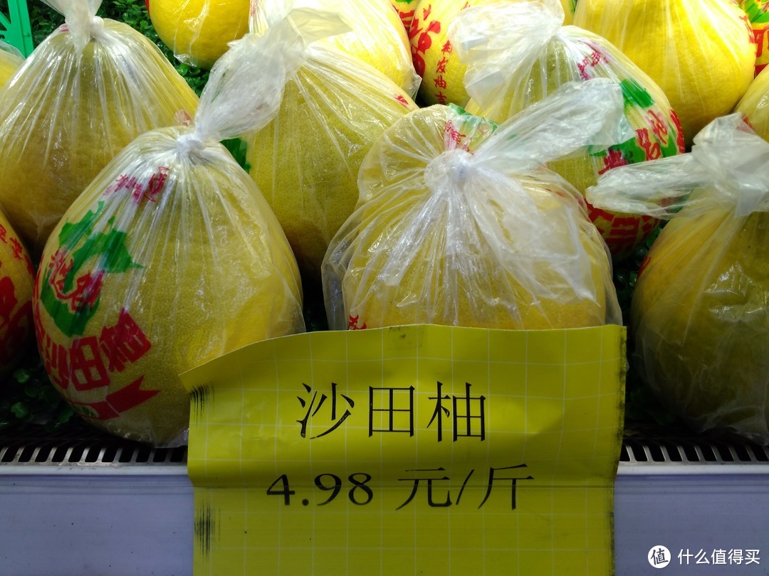 广东人喜欢研究各种食材的烹调方法，而且也不喜欢浪费食物，所以5元一斤的柚子，连柚子皮也不放过