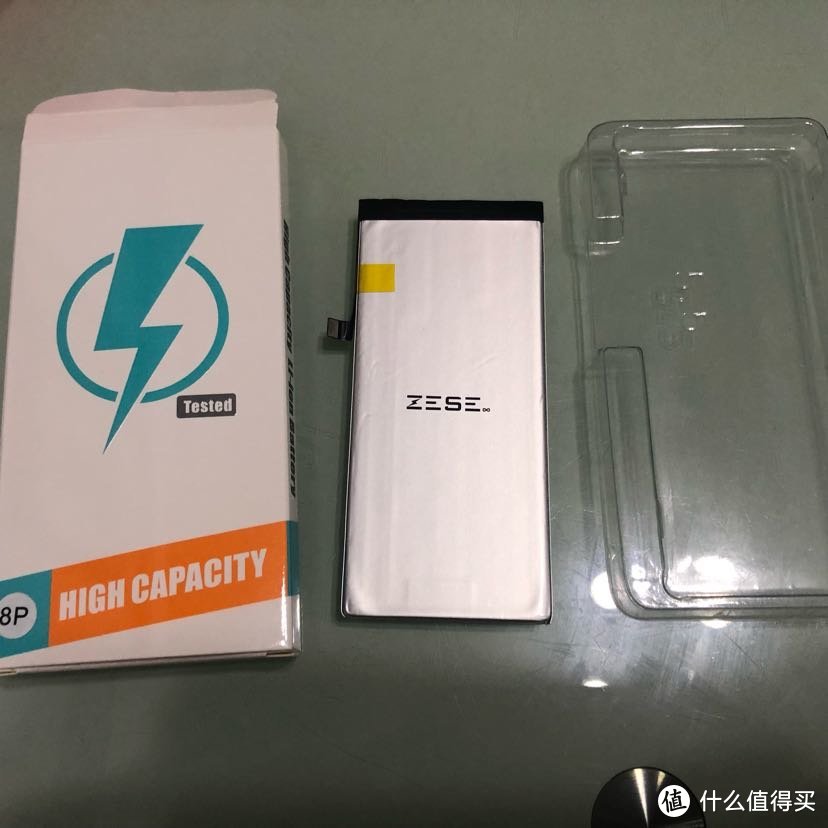 电池包装盒略显简陋，无中文标识，日后应该会改善的，也有一个包装通病，文后会再说下