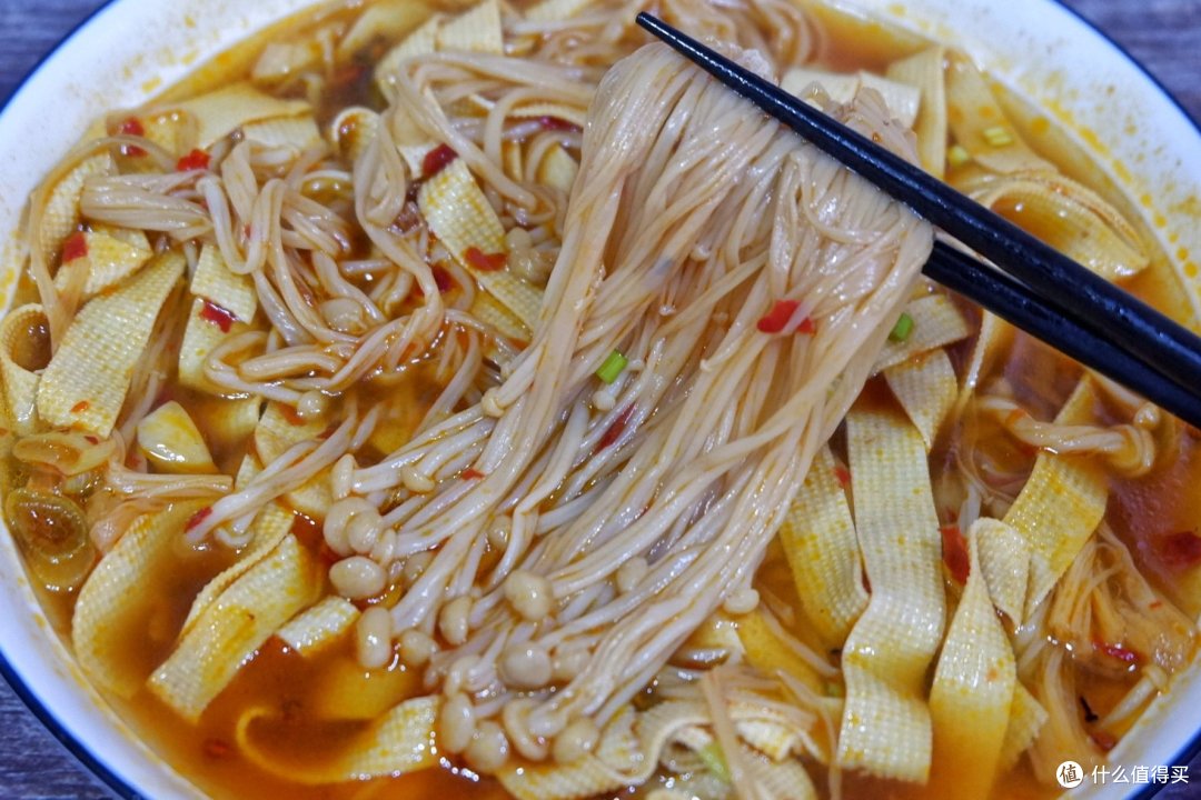 豆腐皮金针菇这样做!香辣过瘾,一滴汤不剩