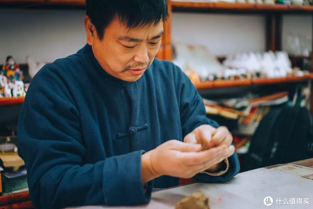 非遗守艺人｜他把泥“玩”出了花样，让有400年历史的老北京兔儿爷也跟上时代