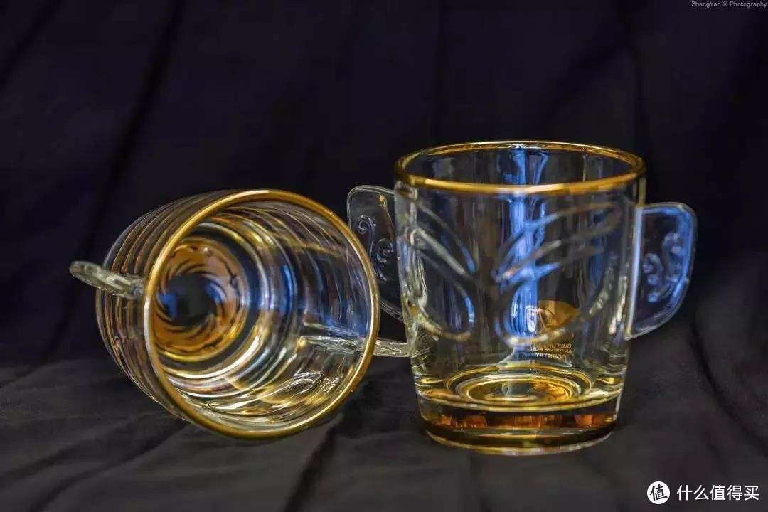 这个水杯的设计结合了金面具和太阳神鸟元素，非常有项目意义特色