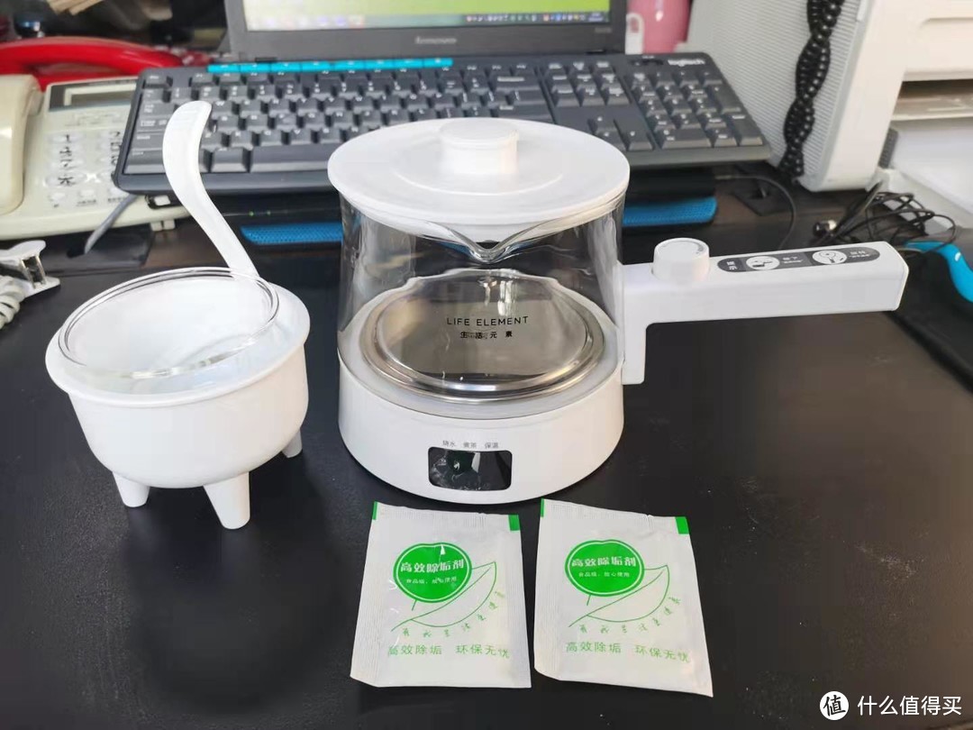 左边长长的像天鹅脖子的，是取滤茶器的工具，能完美的拖住滤茶器，不怕烫。店家还赠了两袋除垢剂。