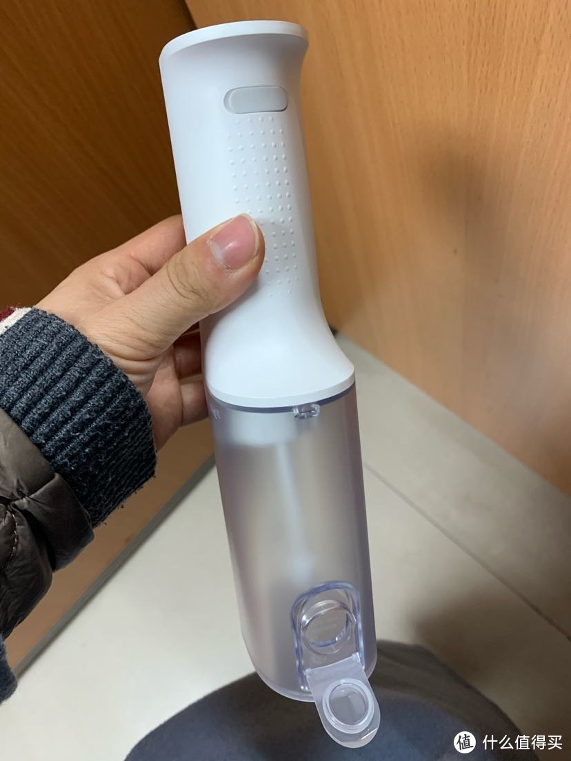 换一个角度，水箱200ml，在便携式的冲牙器里算比较大了。