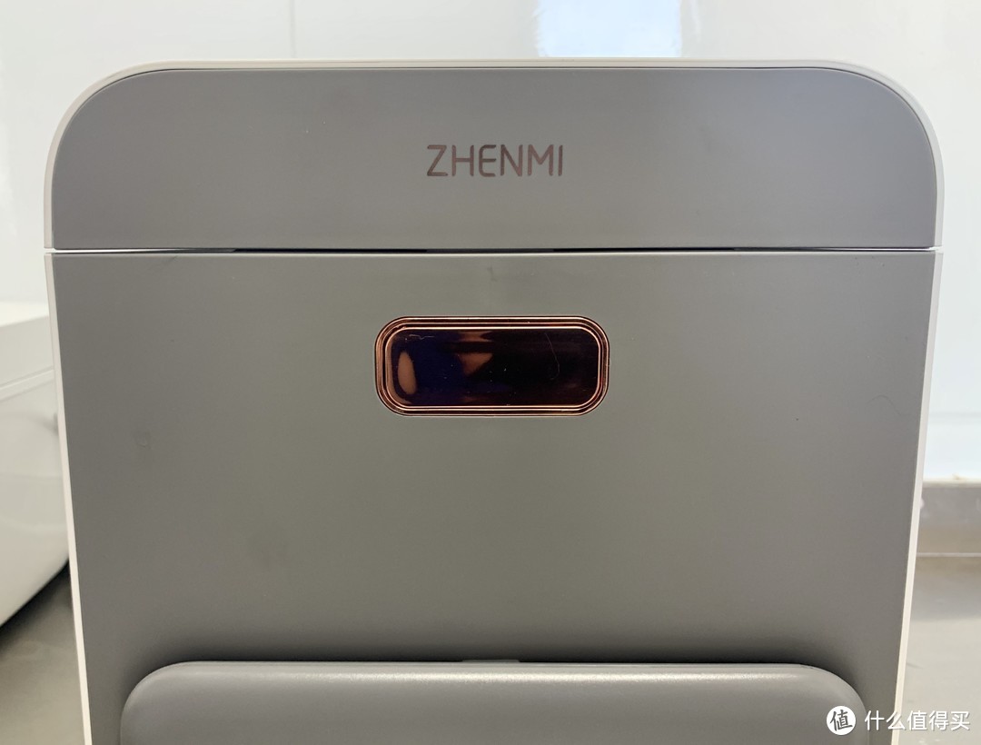 正面灰色面板上盖上ZHENMI的品牌logo，暗金色的上盖开关，质感和手感都很好。