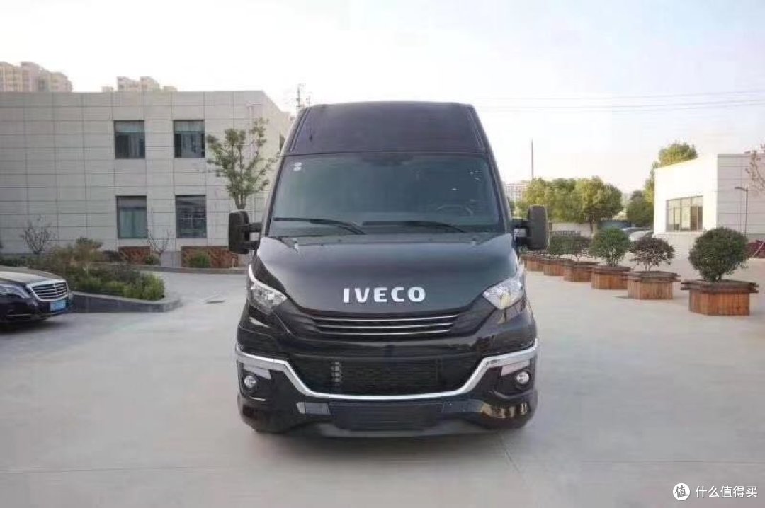 蓝牌c照开的9座豪华mpv,浅对深 黑对白,就在依维柯9座豪华公务车!