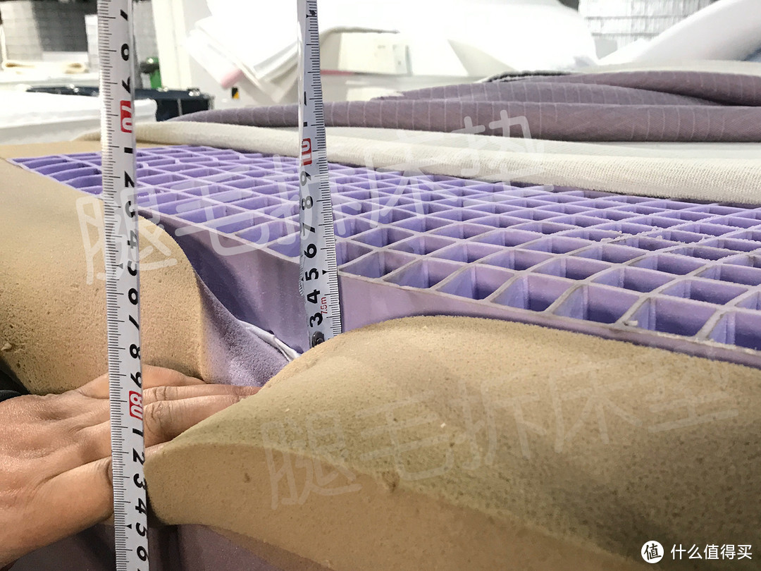 拆火遍全美的骚紫色purple床垫，创新型材料的拉扯力和弹力可真香