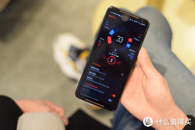 双肩键解放四指，6000mAh续航支撑，ROG游戏手机2评测